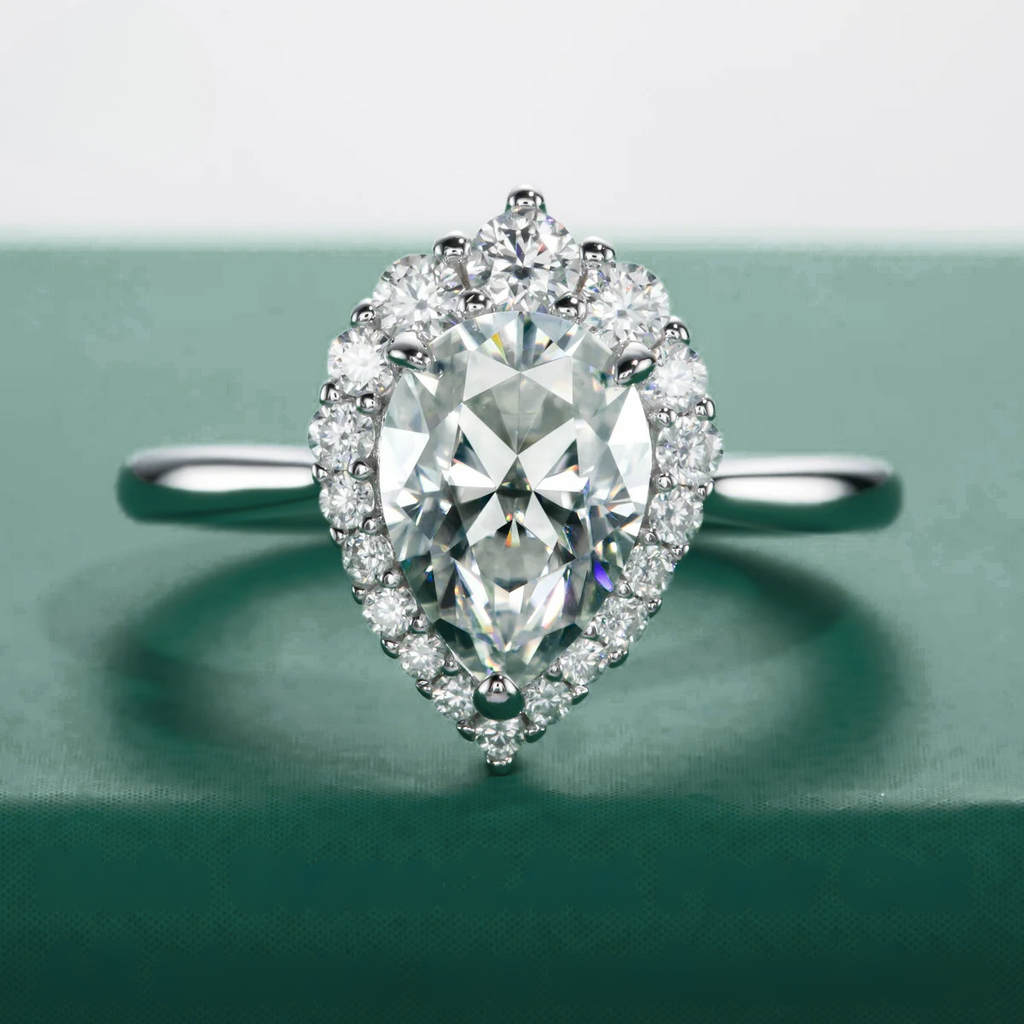 Anel Solitário Halo com Moissanite Lapidação Pera em Prata 925 Banhada a Ouro 18k – Yuna Joias - Yuna Joias