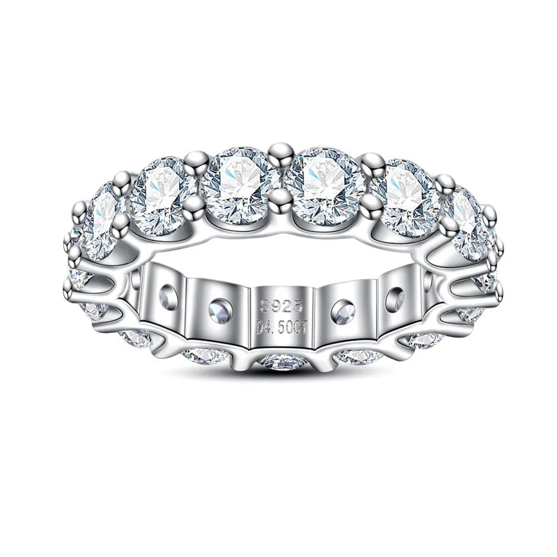 Anel solitário de prata 925 com moissanites brilhantes em volta, design elegante e detalhado