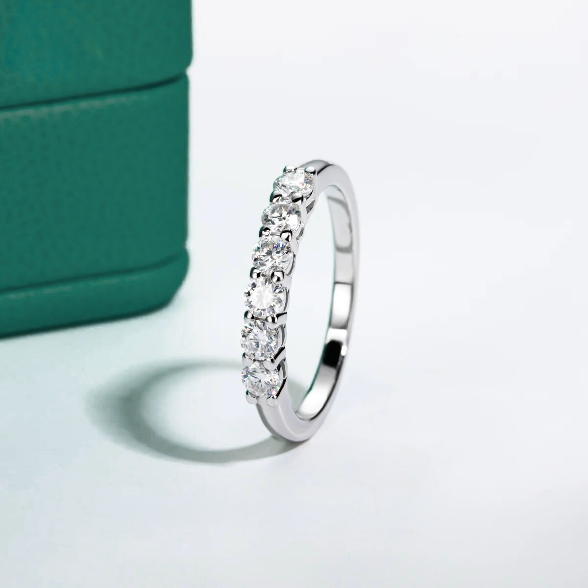 Meia Aliança com 6 Moissanites em Prata 925 e Banho de Ouro Branco – Yuna Joias - Yuna Joias