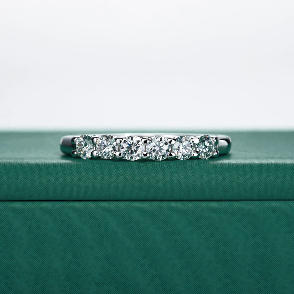 Meia Aliança com 6 Moissanites em Prata 925 e Banho de Ouro Branco – Yuna Joias - Yuna Joias