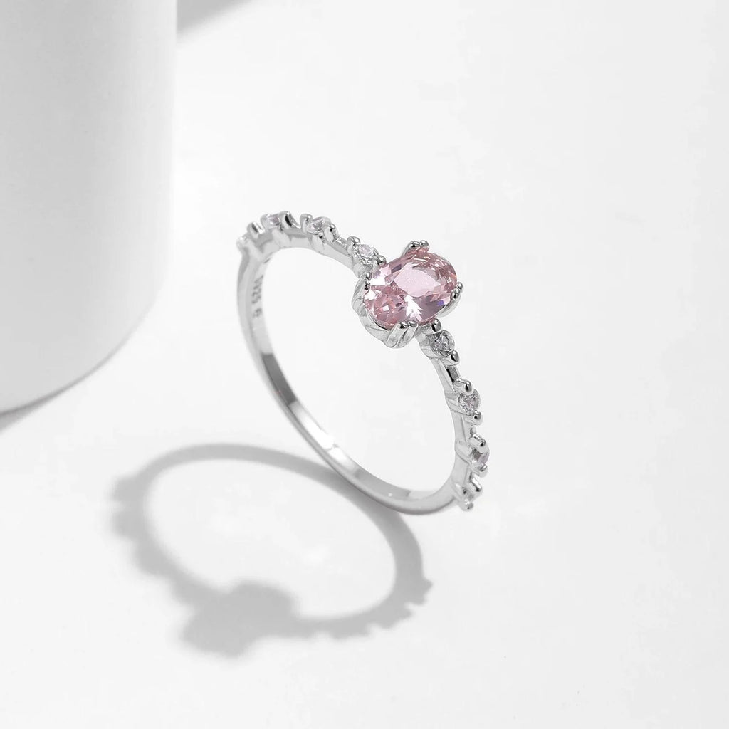 Anel solitário oval em prata 925 com pedra rosa e detalhes em zircônia