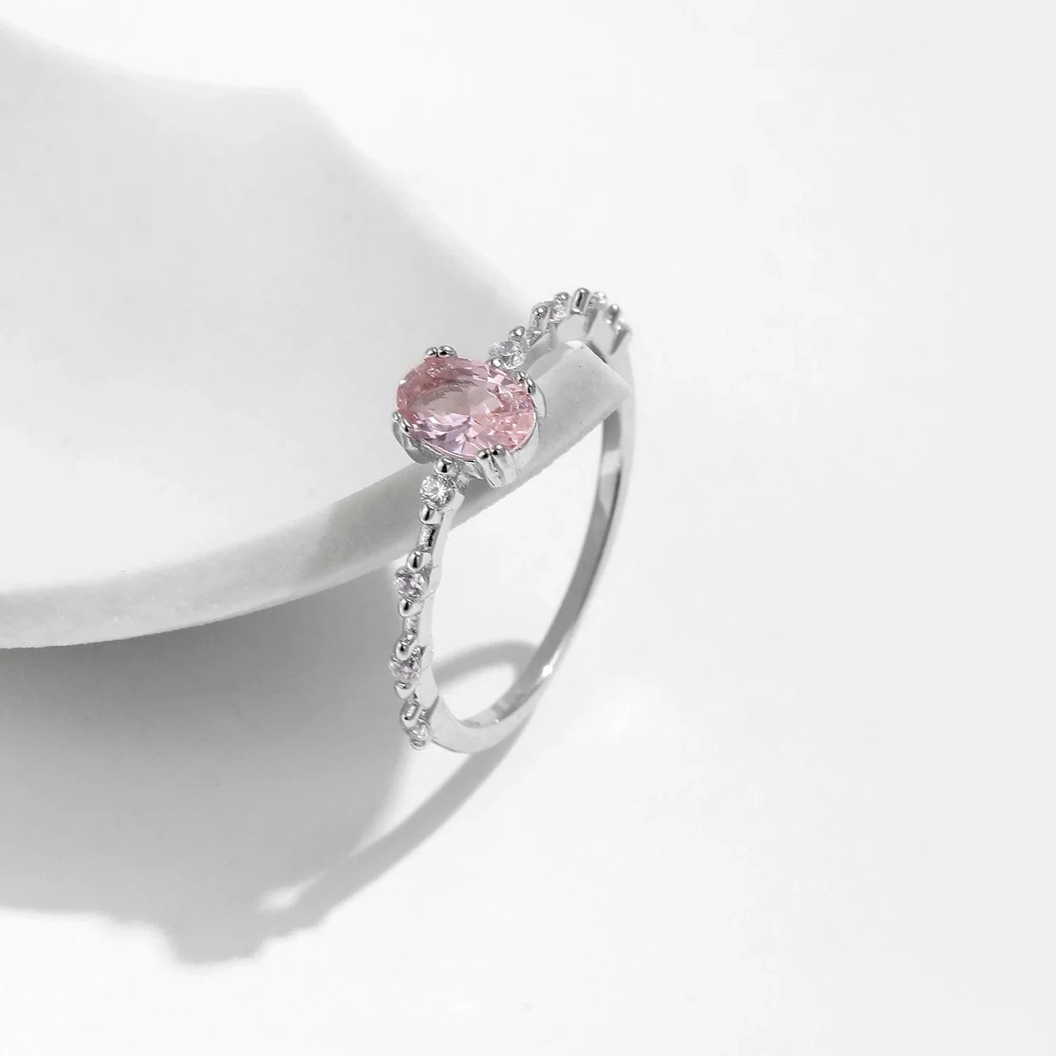 Anel solitário em prata 925 com pedra oval rosa e detalhes em zircônia brilhante
