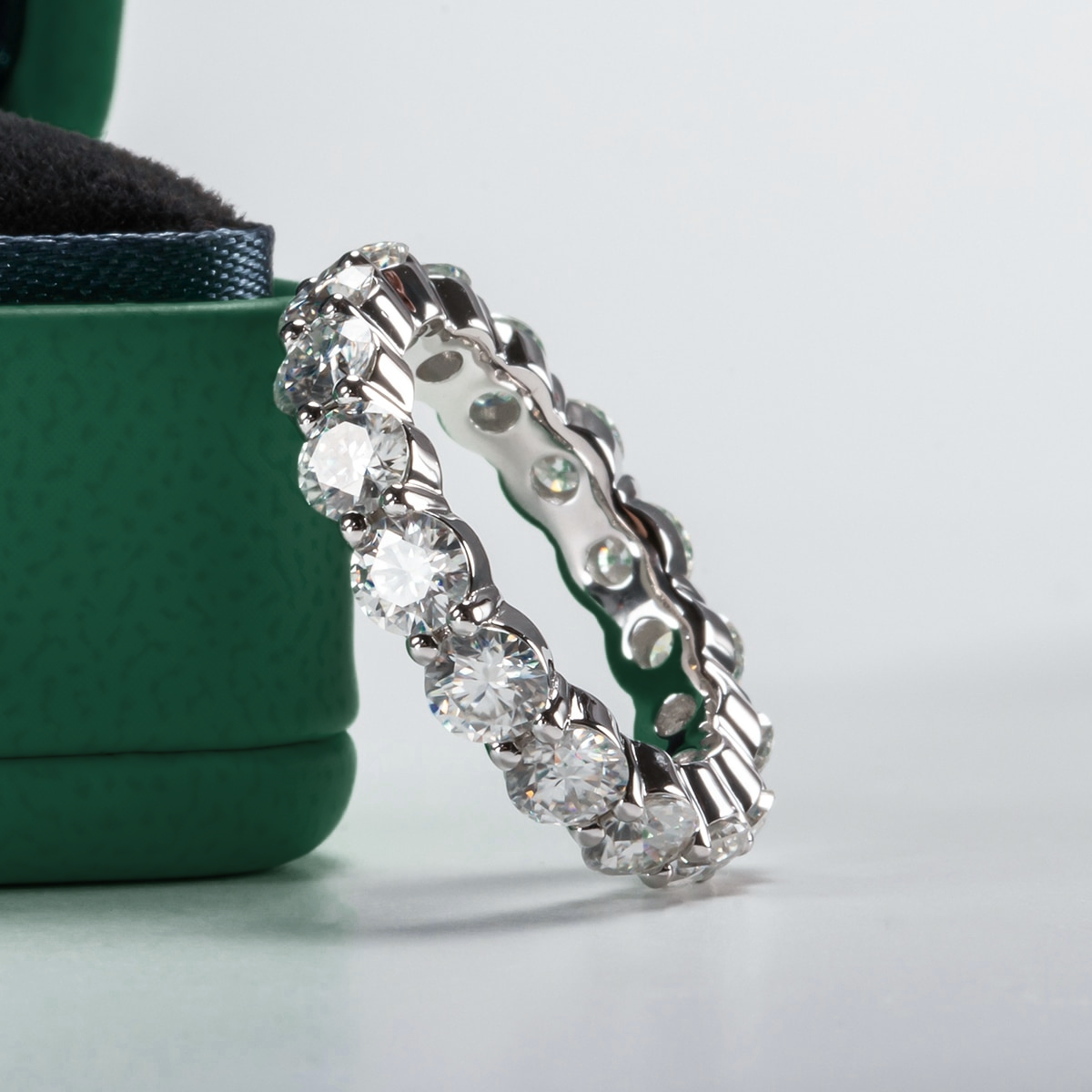 Aliança Moissanite Inteira em Prata 925 com Banho de Ouro Branco – Yuna Joias - Yuna Joias