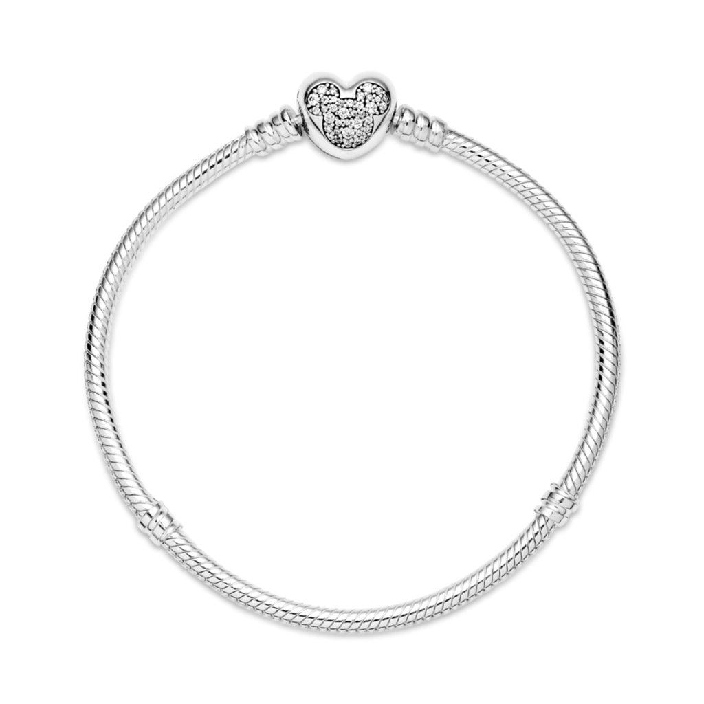 Bracelete prateado com fecho em formato de coração decorado com orelhas do Mickey em cristais