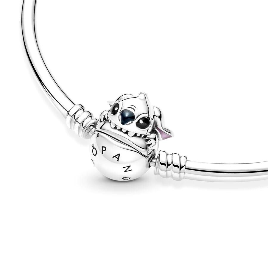 Pulseira prateada Pandora com pingente Stitch mordendo esfera com nome Pandora