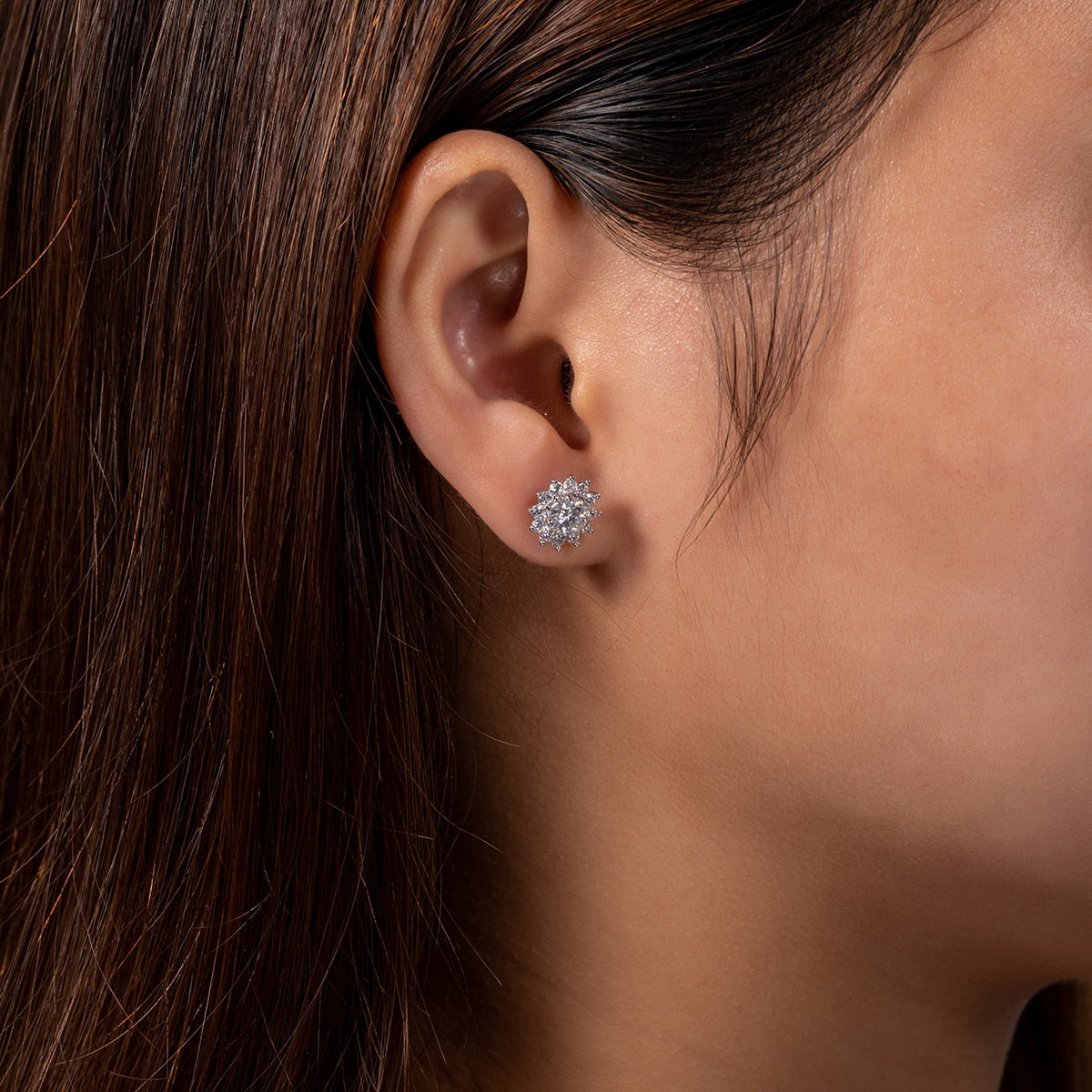 Brinco de Moissanite 1,0 Quilate Flor de Girassol em Prata 925 com Banhado a Ouro 18k – Yuna Joias - Yuna Joias