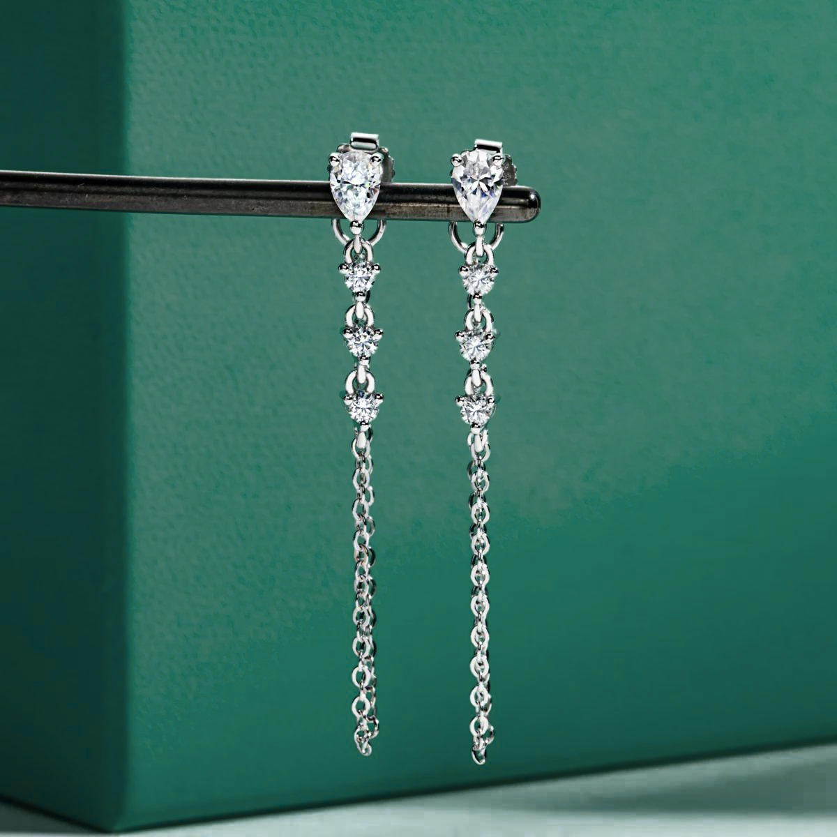 Brinco de Moissanite com Lapidação Pera e Brilhante em Prata 925 com Ouro Branco 18k – Yuna Joias - Yuna Joias