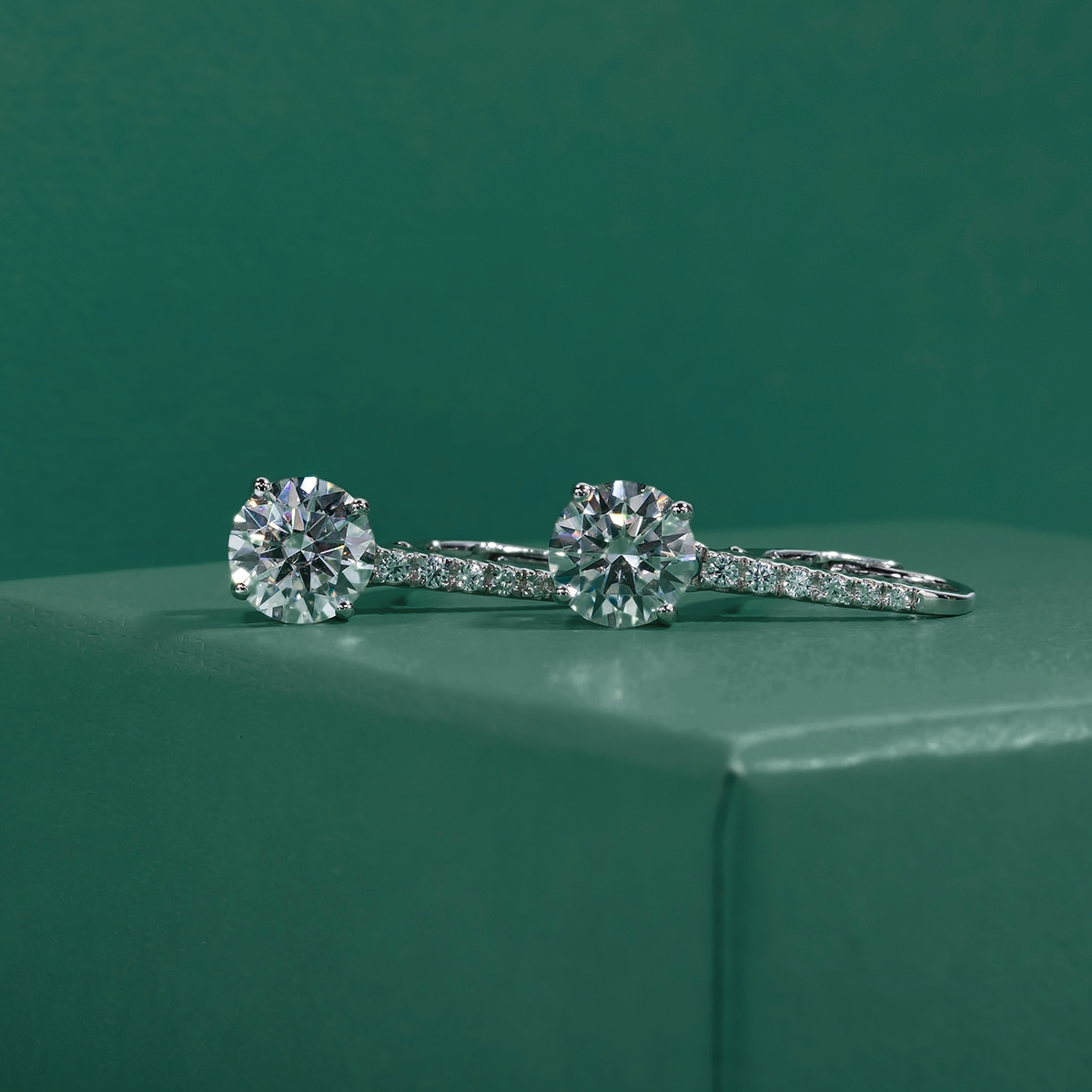 Brincos de Moissanite com Prata 925 e Banho de Ouro Branco 18k – Yuna Joias - Yuna Joias