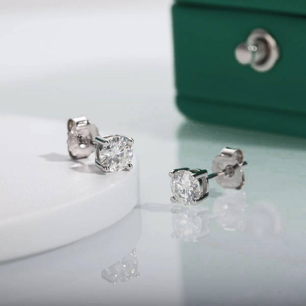 Brincos de Moissanite 0.3ct (4mm) em Prata 925 com Banho de Ródio e Ouro Branco – Yuna Joias - Yuna Joias