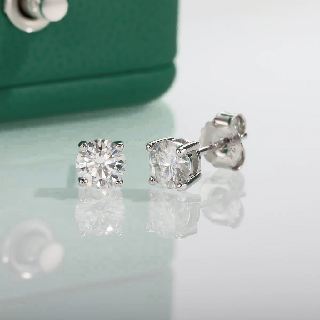 Brincos de Moissanite 0.3ct (4mm) em Prata 925 com Banho de Ródio e Ouro Branco – Yuna Joias - Yuna Joias