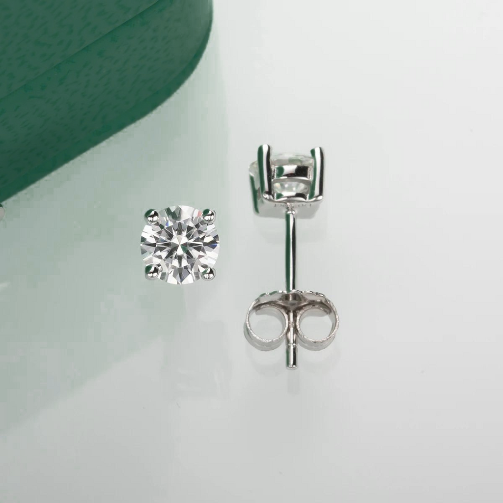 Brincos de Moissanite 0.3ct (4mm) em Prata 925 com Banho de Ródio e Ouro Branco – Yuna Joias - Yuna Joias