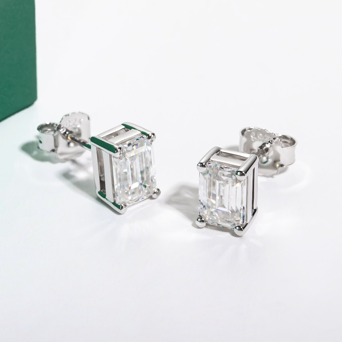 Brinco de Moissanite Lapidação Esmeralda em Prata S925 com Haste em Ouro 10k - Yuna Joias - Yuna Joias