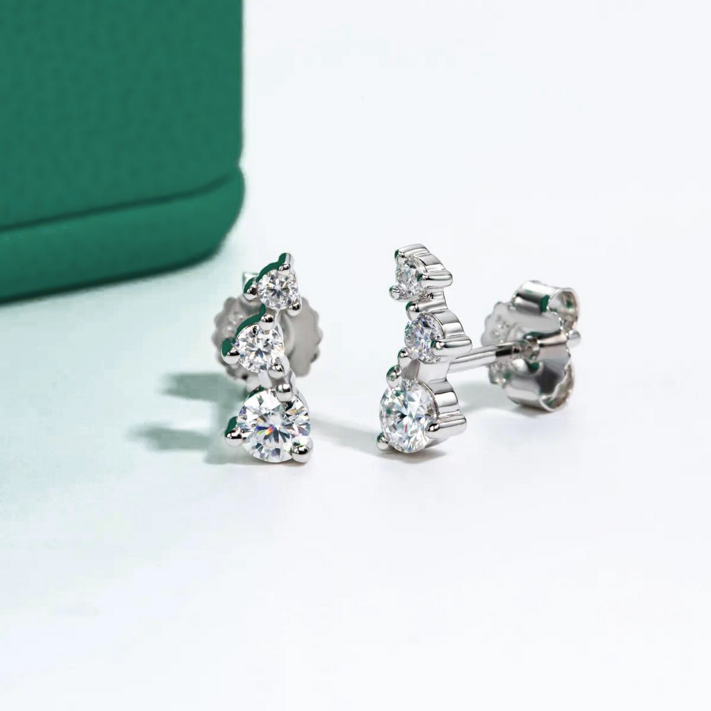 Brincos Triângulo de Moissanite em Prata 925 com Banho de Ouro Branco 18k – Yuna Joias - Yuna Joias