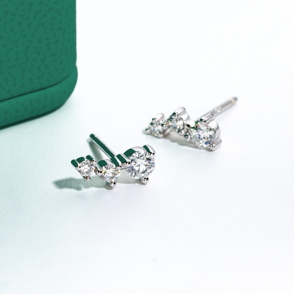 Brincos Triângulo de Moissanite em Prata 925 com Banho de Ouro Branco 18k – Yuna Joias - Yuna Joias