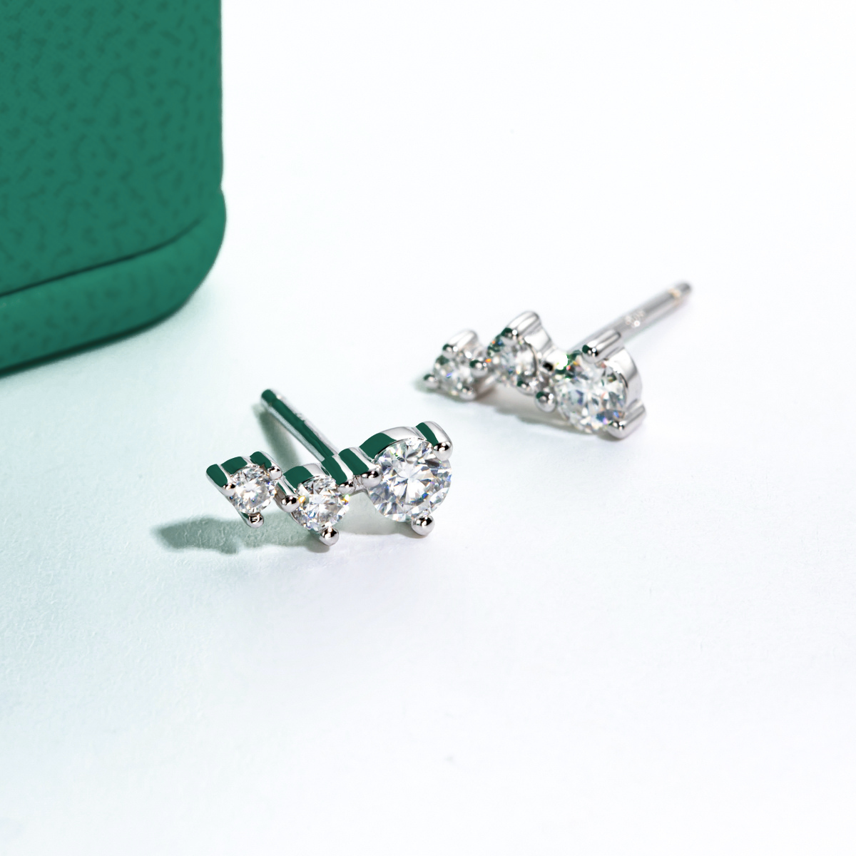 Brincos Triângulo de Moissanite em Prata 925 com Banho de Ouro Branco 18k – Yuna Joias - Yuna Joias