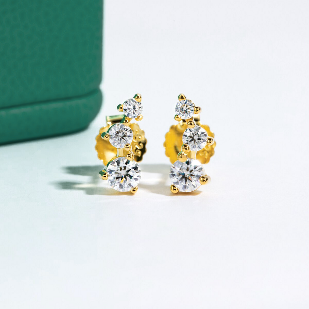 Brincos Triângulo de Moissanite em Prata 925 com Banho de Ouro Branco 18k – Yuna Joias - Yuna Joias