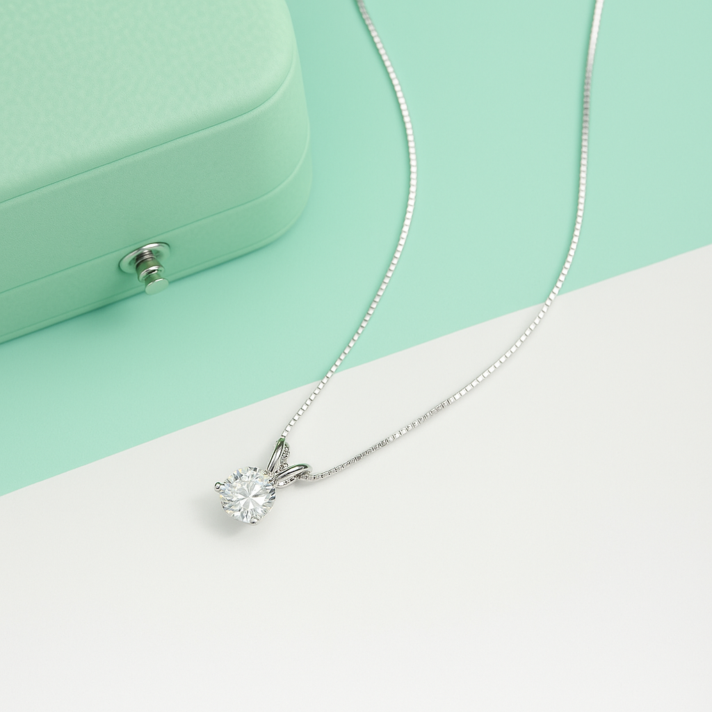 Colar com Moissanite de 1 Quilate – Prata 925, Ródio e Detalhes em Ouro 18k - Yuna Joias - Yuna Joias