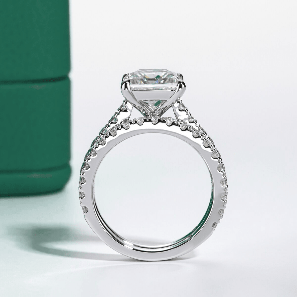 Anel de noivado de prata com pedra moissanite quadrada e pequenas pedras ao redor da aliança