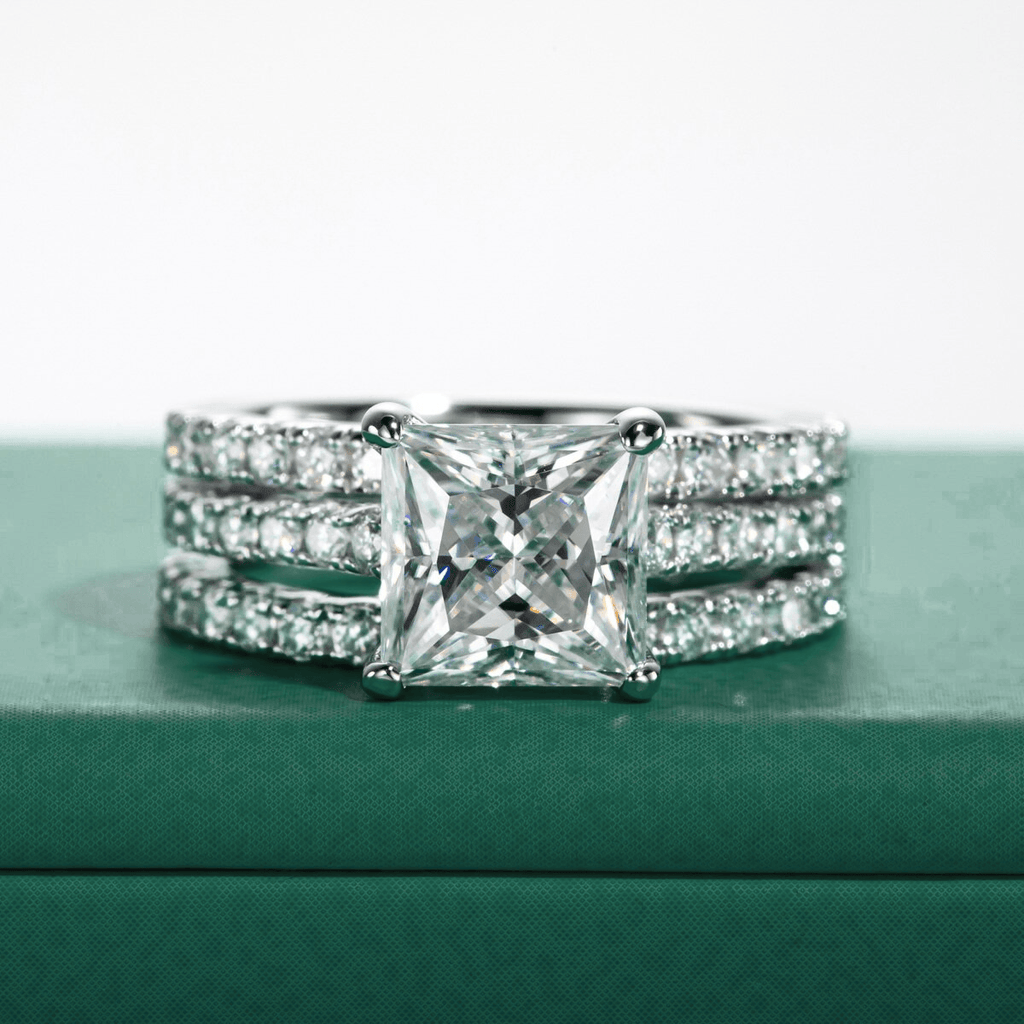 Anel solitário Princess Moissanite com três bandas cravejadas de pequenas alianças de diamantes