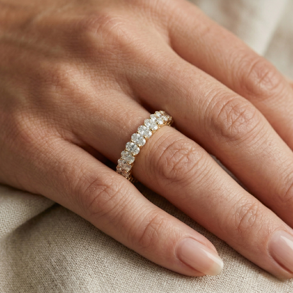 Meia Aliança em prata .925 e 0.8CT Moissanite