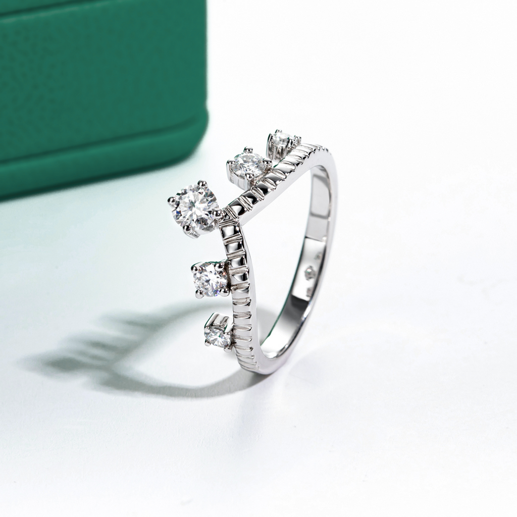 Meia Aliança em Ouro 18k com Moissanite Central e Laterais - Yuna Joias - Yuna Joias