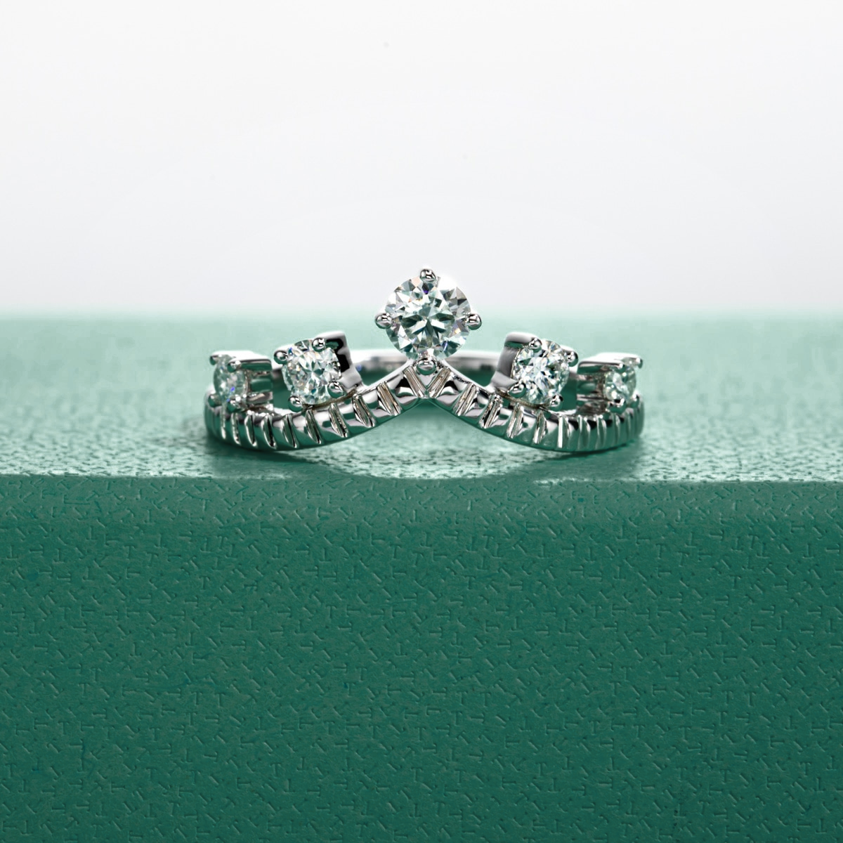 Meia Aliança em Ouro 18k com Moissanite Central e Laterais - Yuna Joias - Yuna Joias