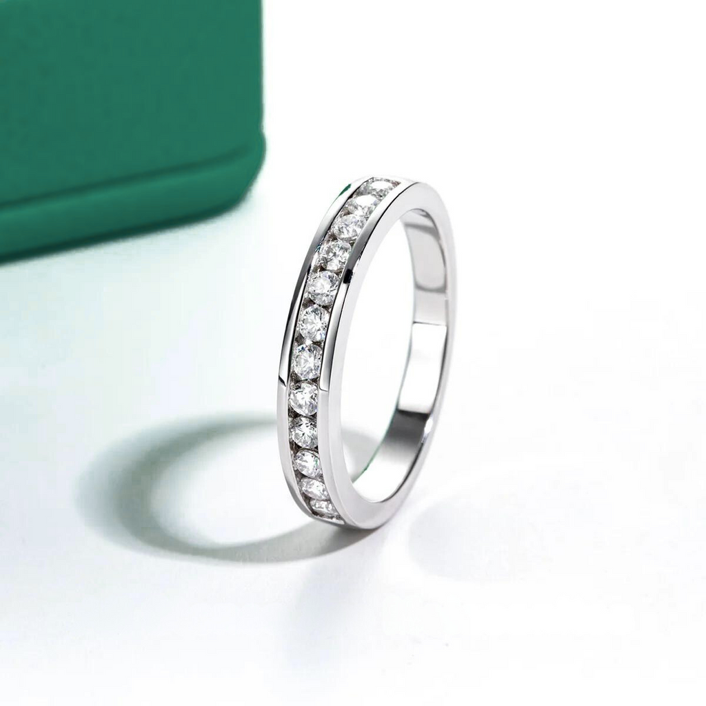 Meia Aliança Channel com Moissanites de 2mm em Prata 925 com Banho de Ródio e Ouro Branco 18k - Yuna Joias - Yuna Joias