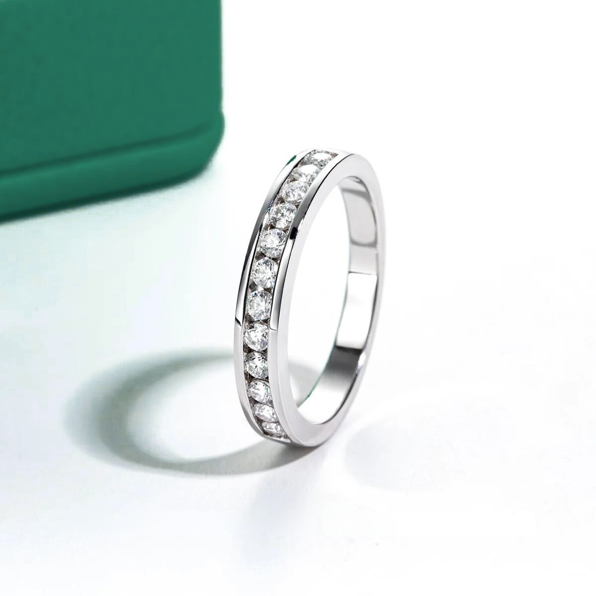 Meia Aliança Channel com Moissanites de 2mm em Prata 925 com Banho de Ródio e Ouro Branco 18k - Yuna Joias - Yuna Joias