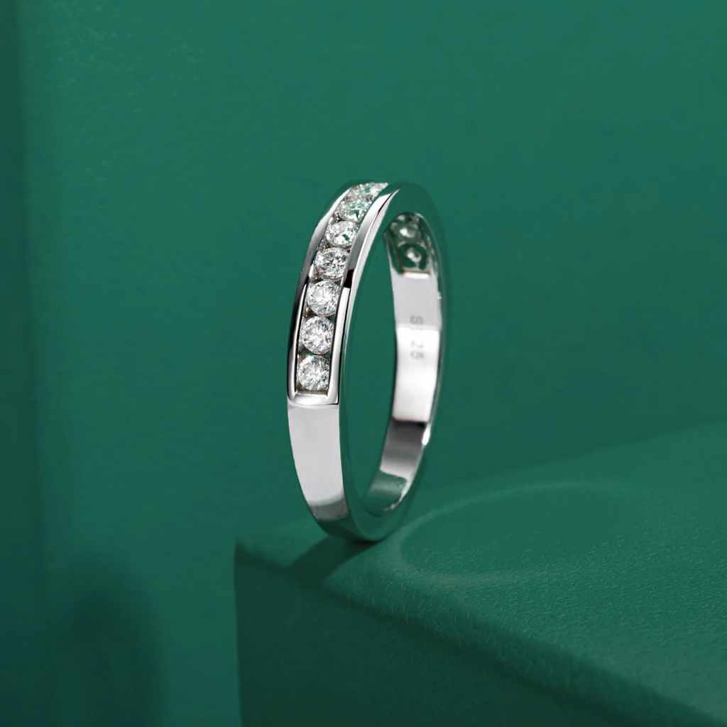 Meia Aliança Channel com Moissanites de 2mm em Prata 925 com Banho de Ródio e Ouro Branco 18k - Yuna Joias - Yuna Joias