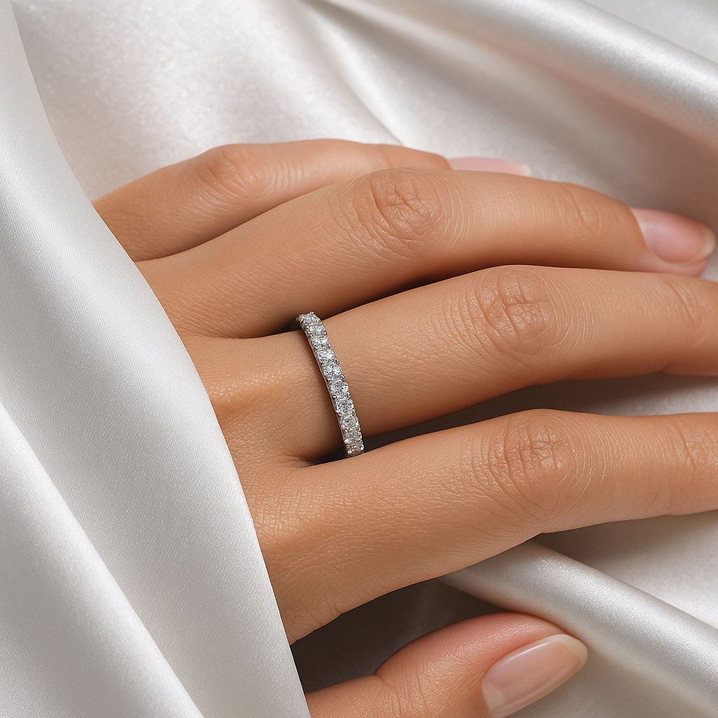 Meia Aliança em Ouro Branco 18k com Moissanites Delicados - Yuna Joias - Yuna Joias