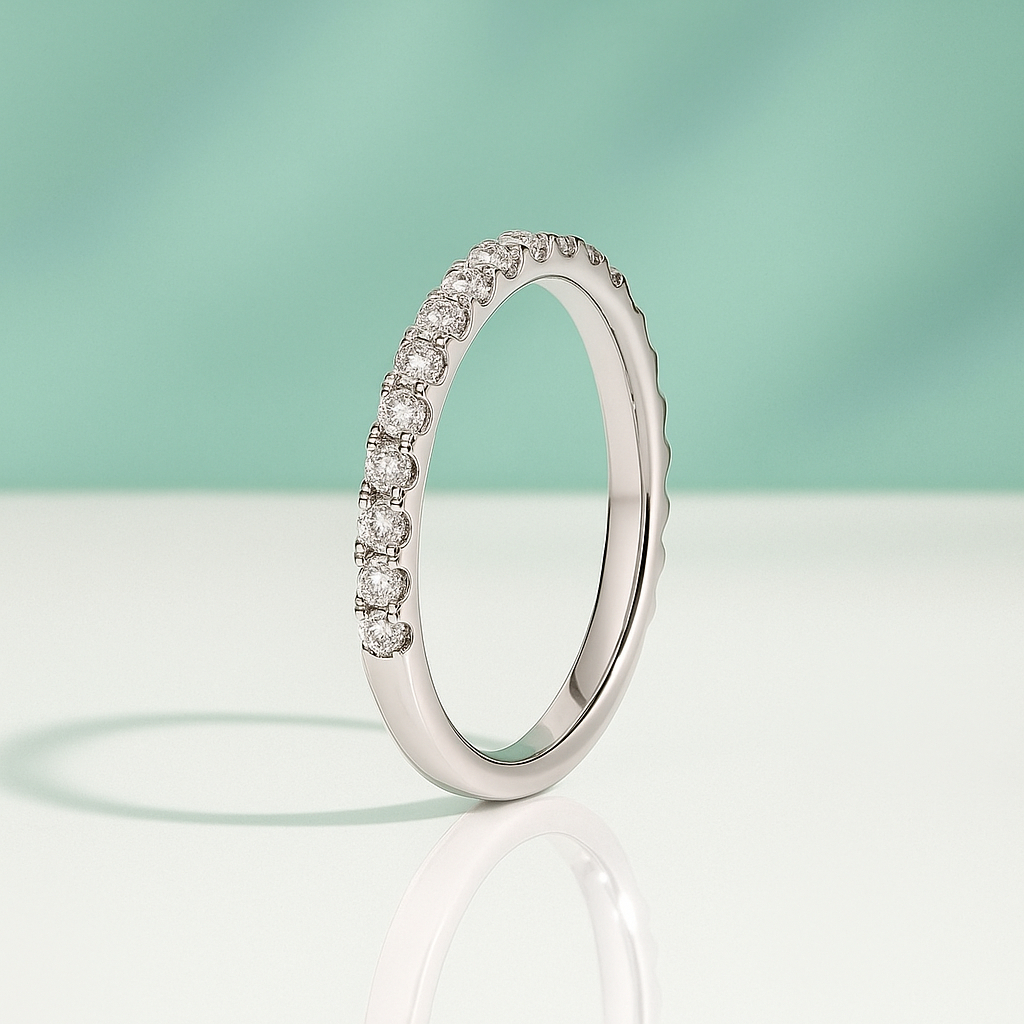 Meia Aliança em Ouro Branco 18k com Moissanites Delicados - Yuna Joias - Yuna Joias