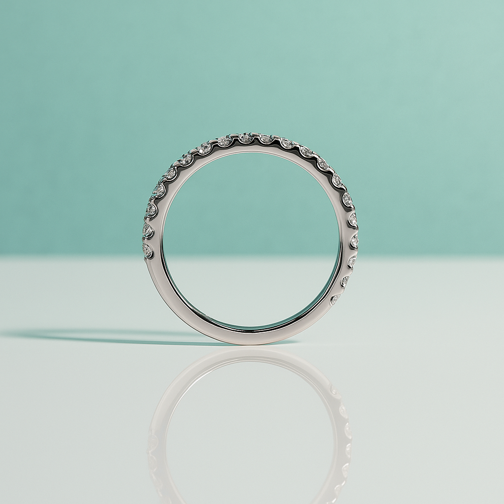 Meia Aliança em Ouro Branco 18k com Moissanites Delicados - Yuna Joias - Yuna Joias