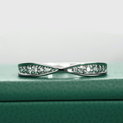 Meia Aliança Infinity em Prata 925 com Moissanites e Banho de Ouro Branco 18K – Yuna Joias - Yuna Joias