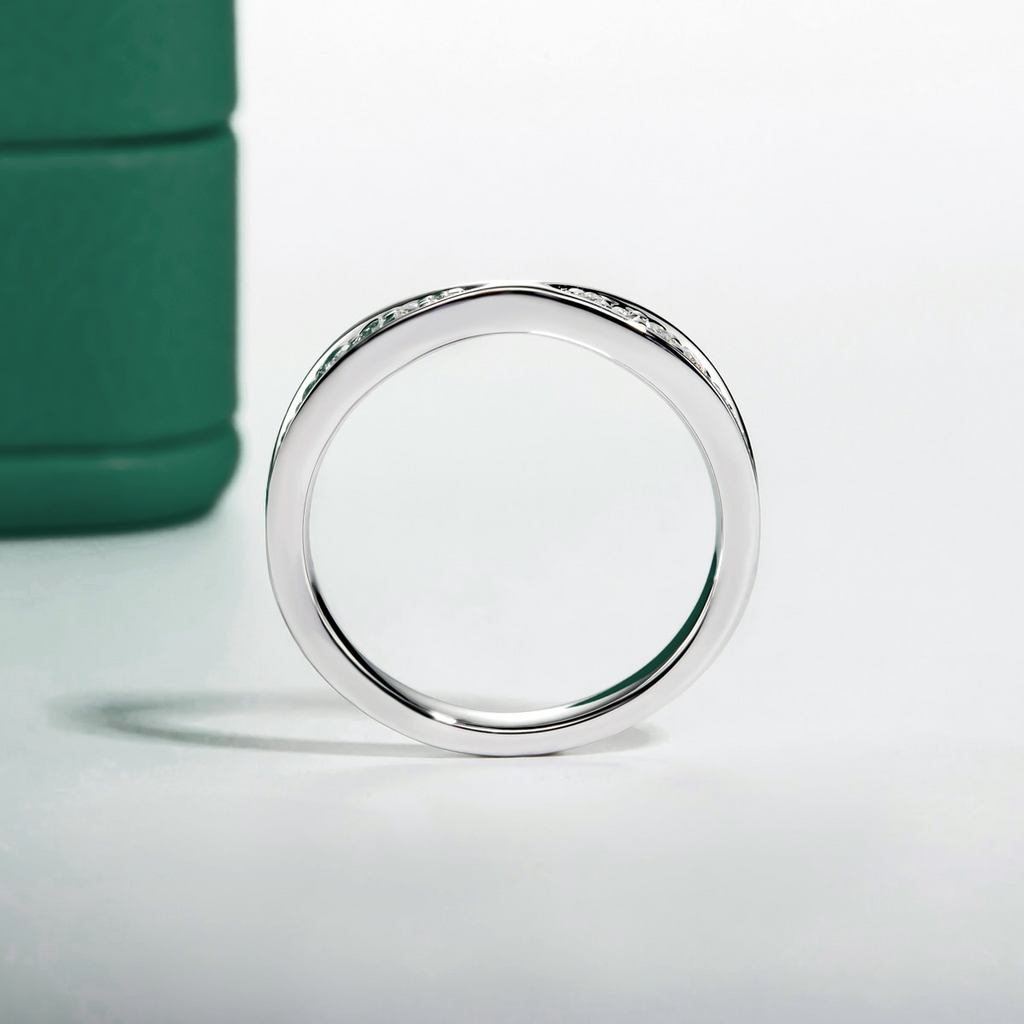 Meia Aliança Infinity em Prata 925 com Moissanites e Banho de Ouro Branco 18K – Yuna Joias - Yuna Joias