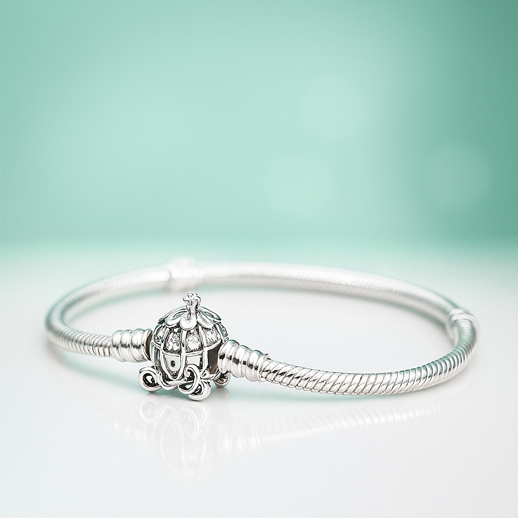 Pulseira berloque em prata 925 com pingente carruagem de conto de fadas sobre fundo verde