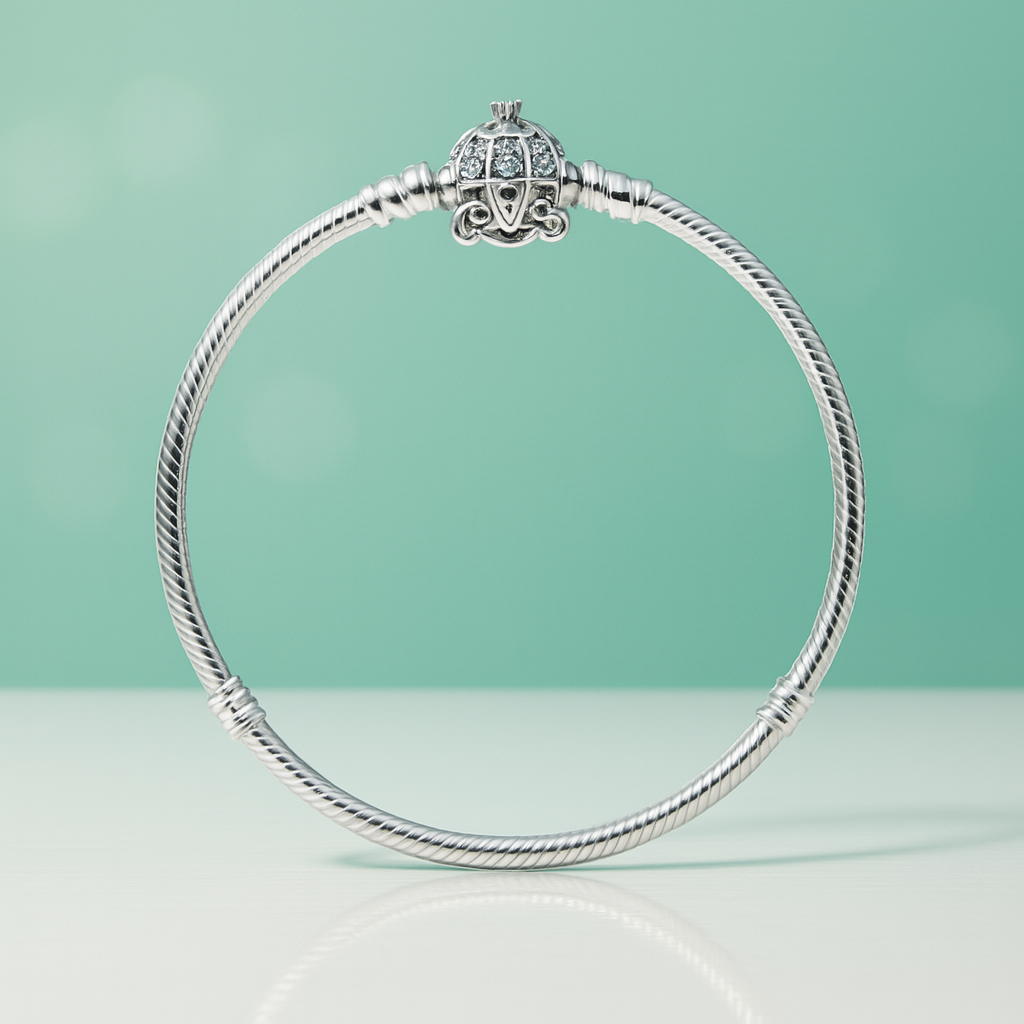 Pulseira berloque de prata 925 com pingente carruagem e pedras brilhantes, fundo verde