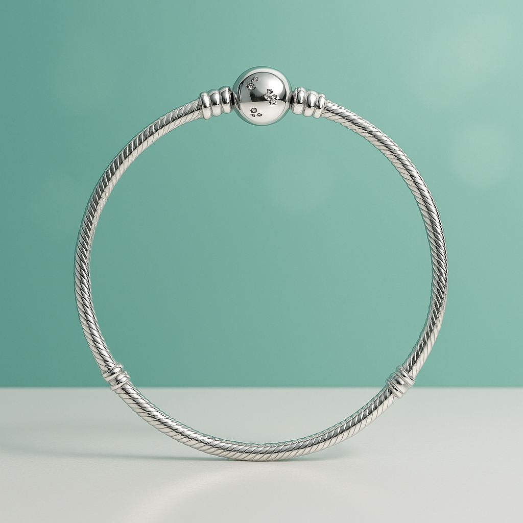 Pulseira berloque em prata 925 com fecho redondo e detalhes brilhantes em fundo verde